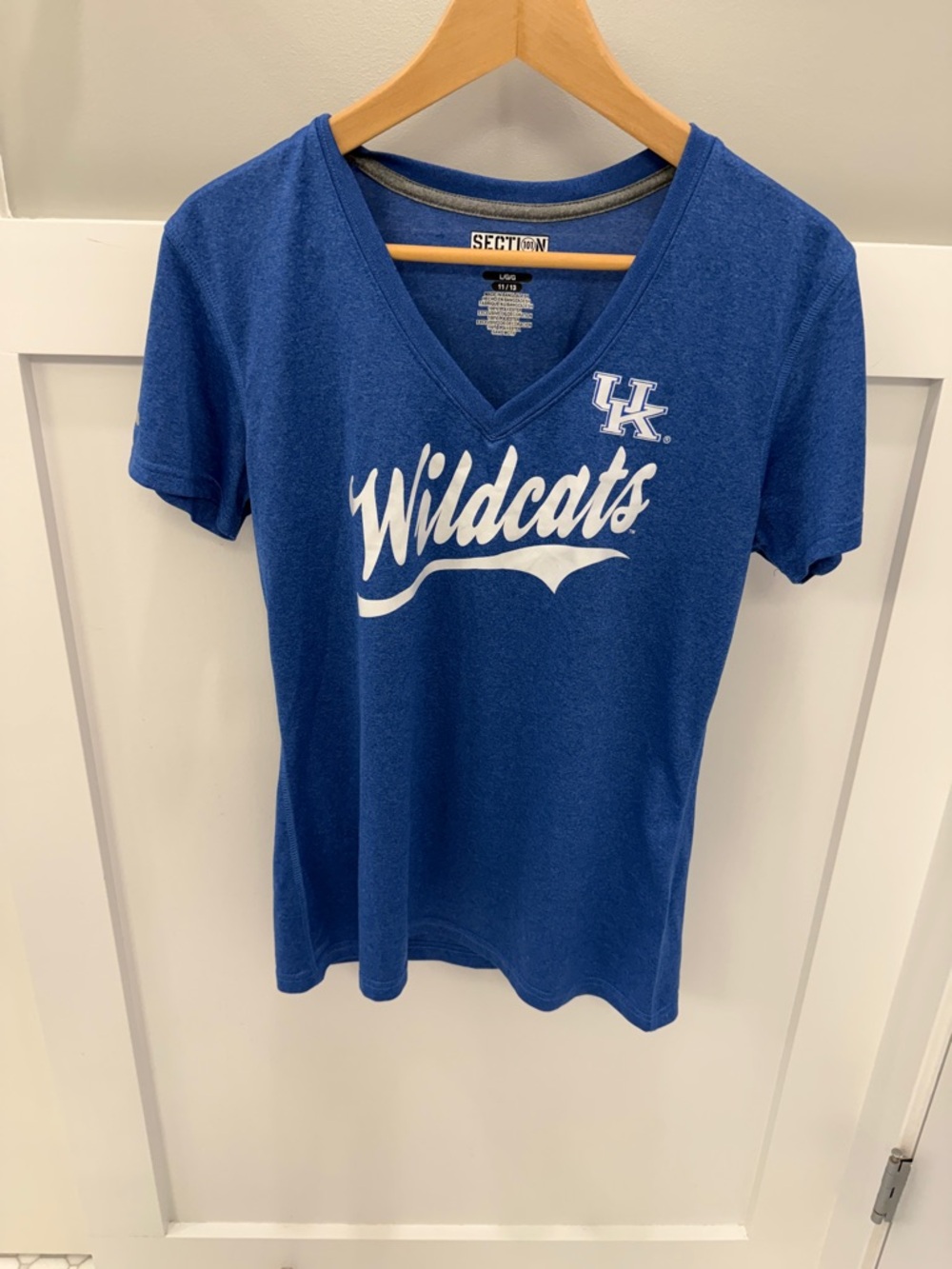 Section 101 Blue University of Kentucky Wildcats V-Neck Tee NWOT